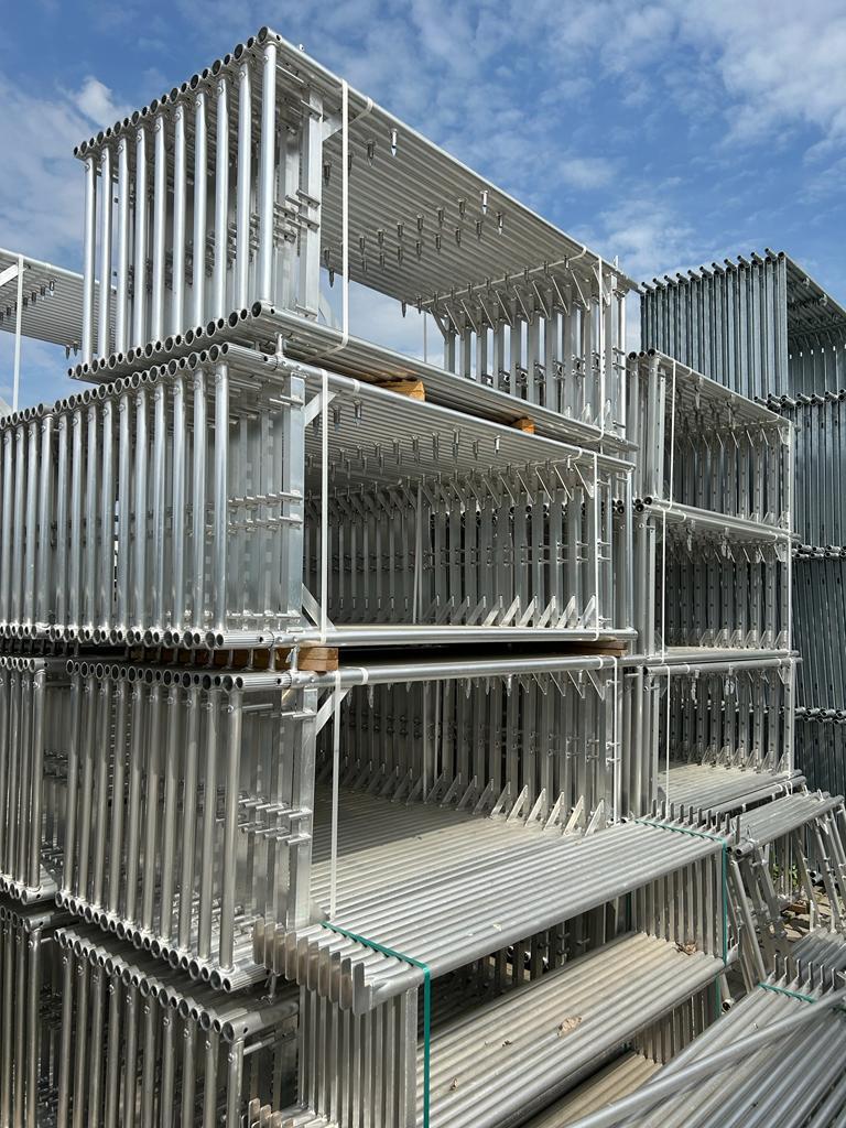 Nieuwe steiger Alu Plettac | 300 m² | Levering door heel NL, Doe-het-zelf en Verbouw, Steigers, Nieuw, Gevelsteiger, 5 meter of hoger