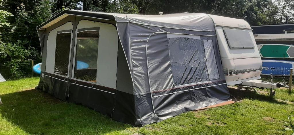 Caravan Adria met voortent en opblaasbare binnenzeil., Caravans en Kamperen, Caravans, Vast bed, Ringverwarming, Rondzit, Particulier