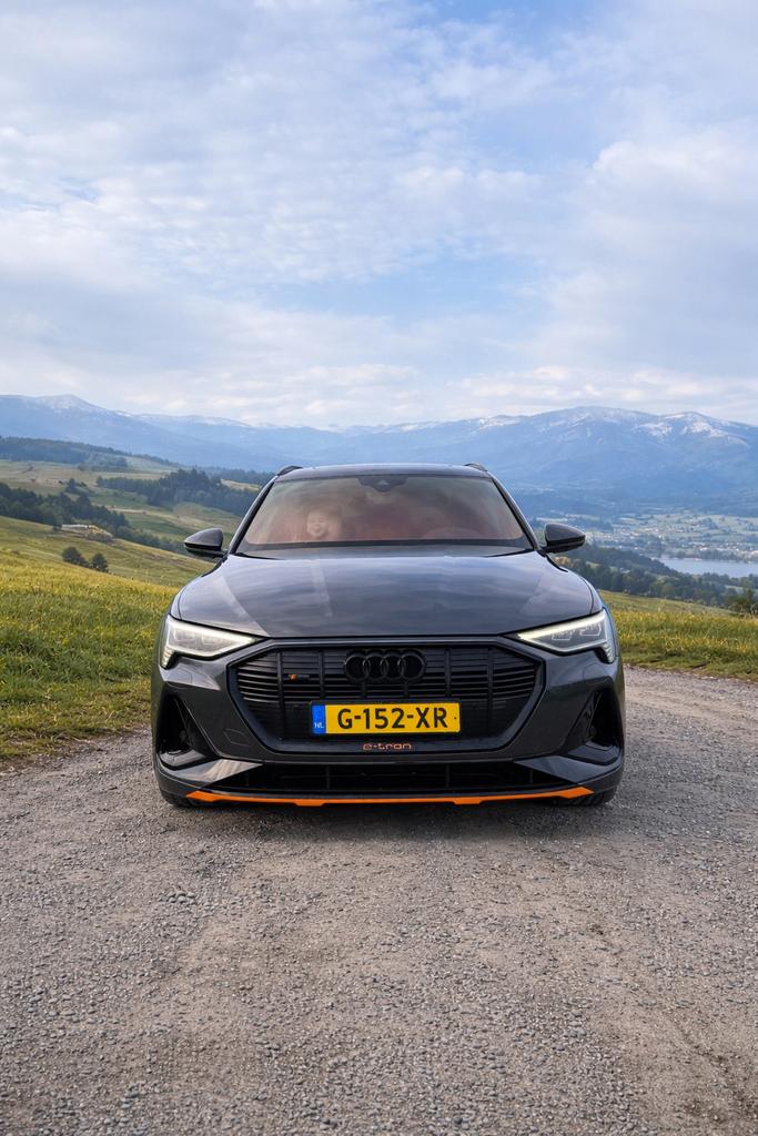 Audi e-tron 50 Quattro 313pk 2019 Grijs, Auto's, Audi, Automaat, Stoelverwarming, 1800 kg, Zwart
