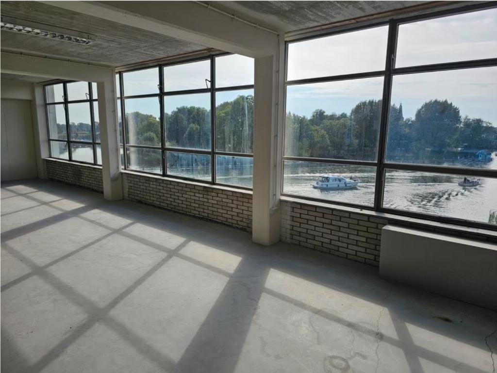 Amsterdam, direct aan het trein/bus station, 18 m², Huur, Creatieve ruimte