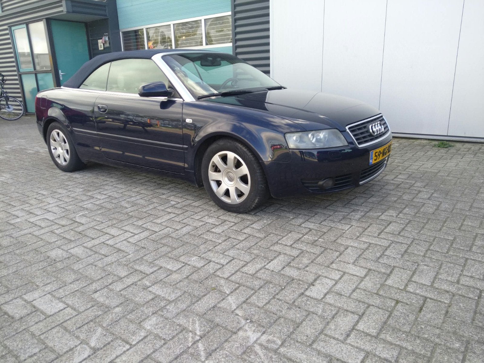 Audi A4 2.4 V6 125KW Cabrio AUT 2003 Blauw, Auto's, Dealer onderhouden, Beige, Cabriolet, A4