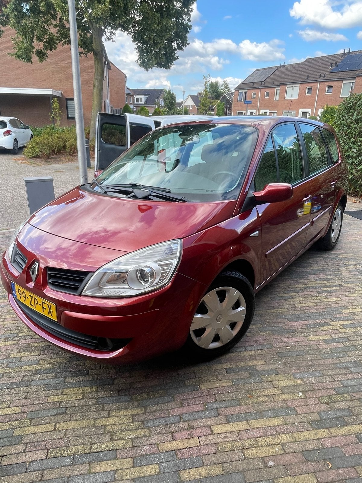 Renault Grand Scenic 1.6 16V 82KW 5P E4 2008 Rood, 4 cilinders, Origineel Nederlands, 75 €/maand, Particulier