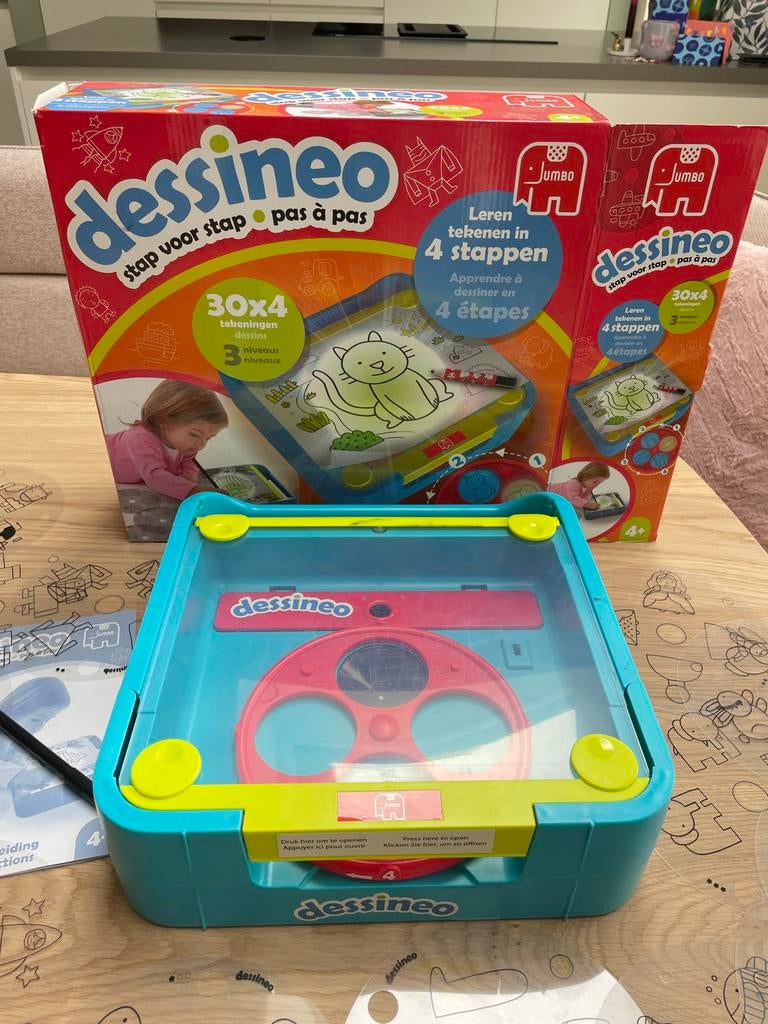Dessineo tekentafel met projector en veel sjablonen, Ophalen of Verzenden, Zo goed als nieuw, Knutselen, Met licht