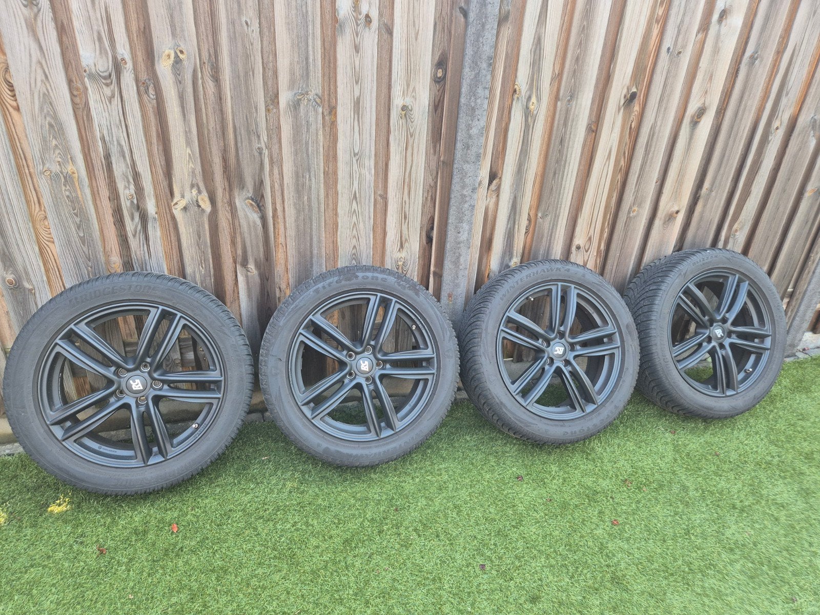 19 inch velgen zwart met winterbanden Audi Q3 Kodiaq Tiguan, Auto-onderdelen, Banden en Velgen, Winterbanden, 235 mm, Ophalen