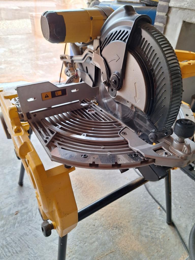 DeWalt D27107XPS Afkortzaag met stofzuiger DWV902M, Ophalen, Gebruikt, DeWalt, 70 mm of meer