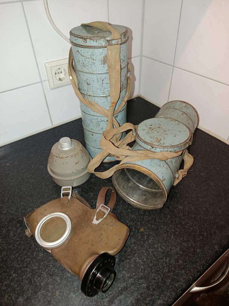 Vintage Belgisch gasmasker met bus - Militaria WOII, Ophalen of Verzenden, Overige soorten, Overige gebieden, Overige typen