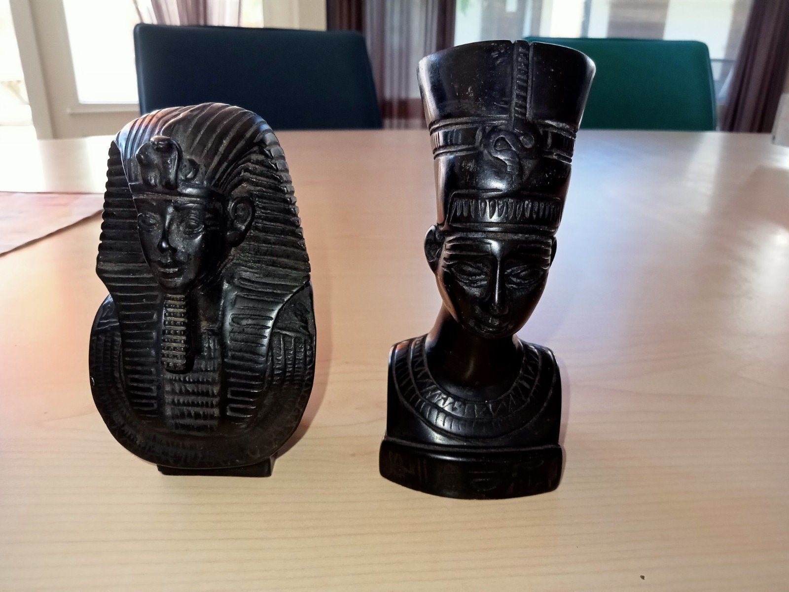 2 zeer mooie zware beeldjes van Toetanchamon en Nefertiti, Ophalen of Verzenden, Zo goed als nieuw