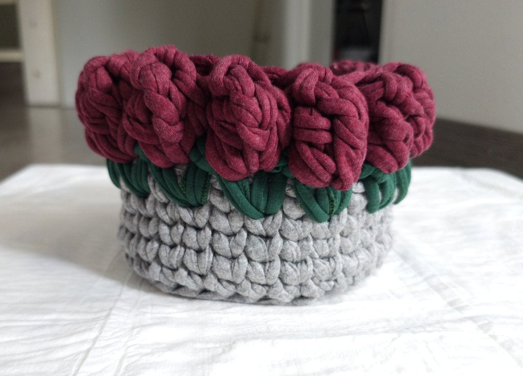 Grijs gehaakt rozenmandje met bordeaux rozen, Verzenden, Textiel, Rond, Nieuw