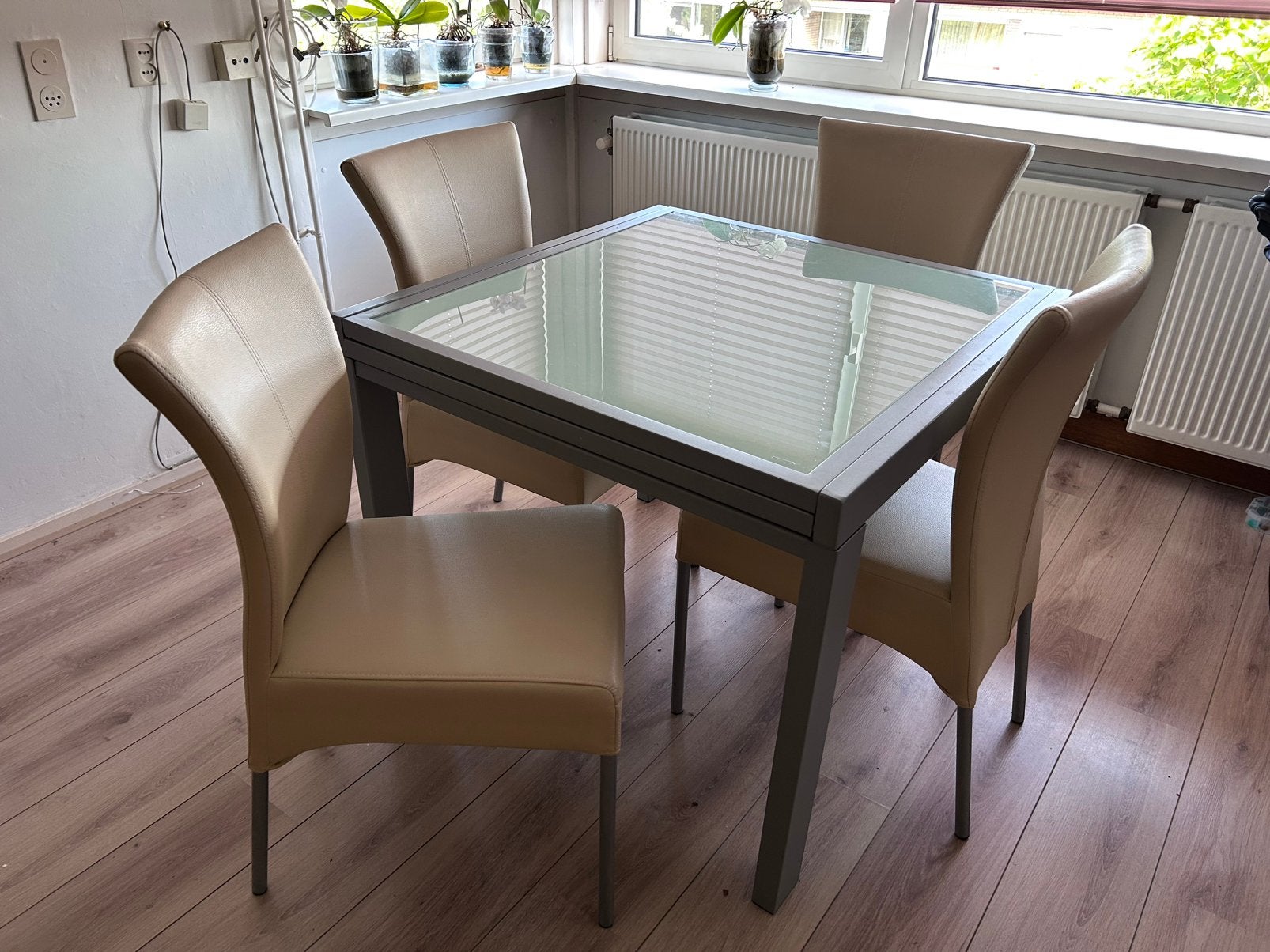 Eettafel metaal/glas 90 (uitschuifb 180) & 4 crème stoelen, Ophalen, 50 tot 100 cm, Zo goed als nieuw, Rechthoekig