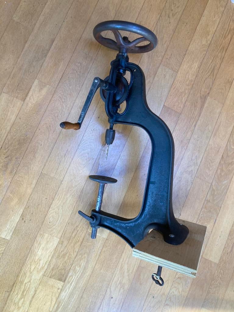 Antieke tafelboormachine met vliegwiel van ca 21cm werkend, Ophalen
