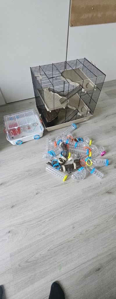 Grote en een kleine hamsterkooi en verzameling buizen., Ophalen, Minder dan 75 cm, Kooi, Minder dan 60 cm