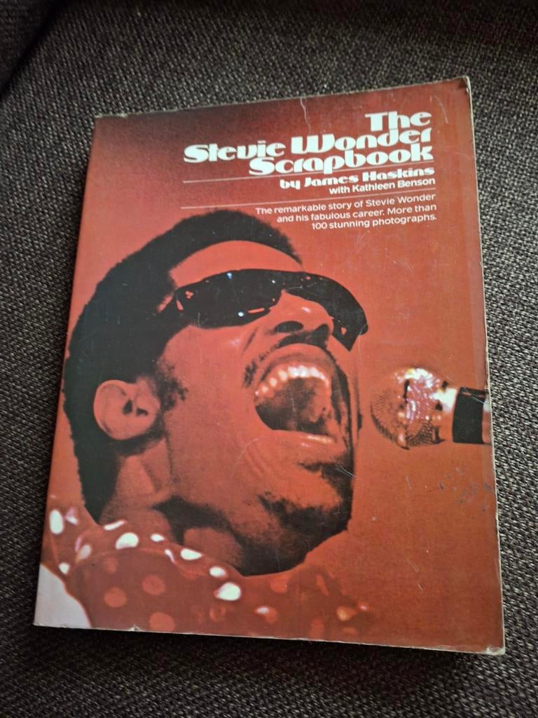 Biografie Stevie Wonder, scrapboek James Haskins 1978, Ophalen of Verzenden, Gelezen