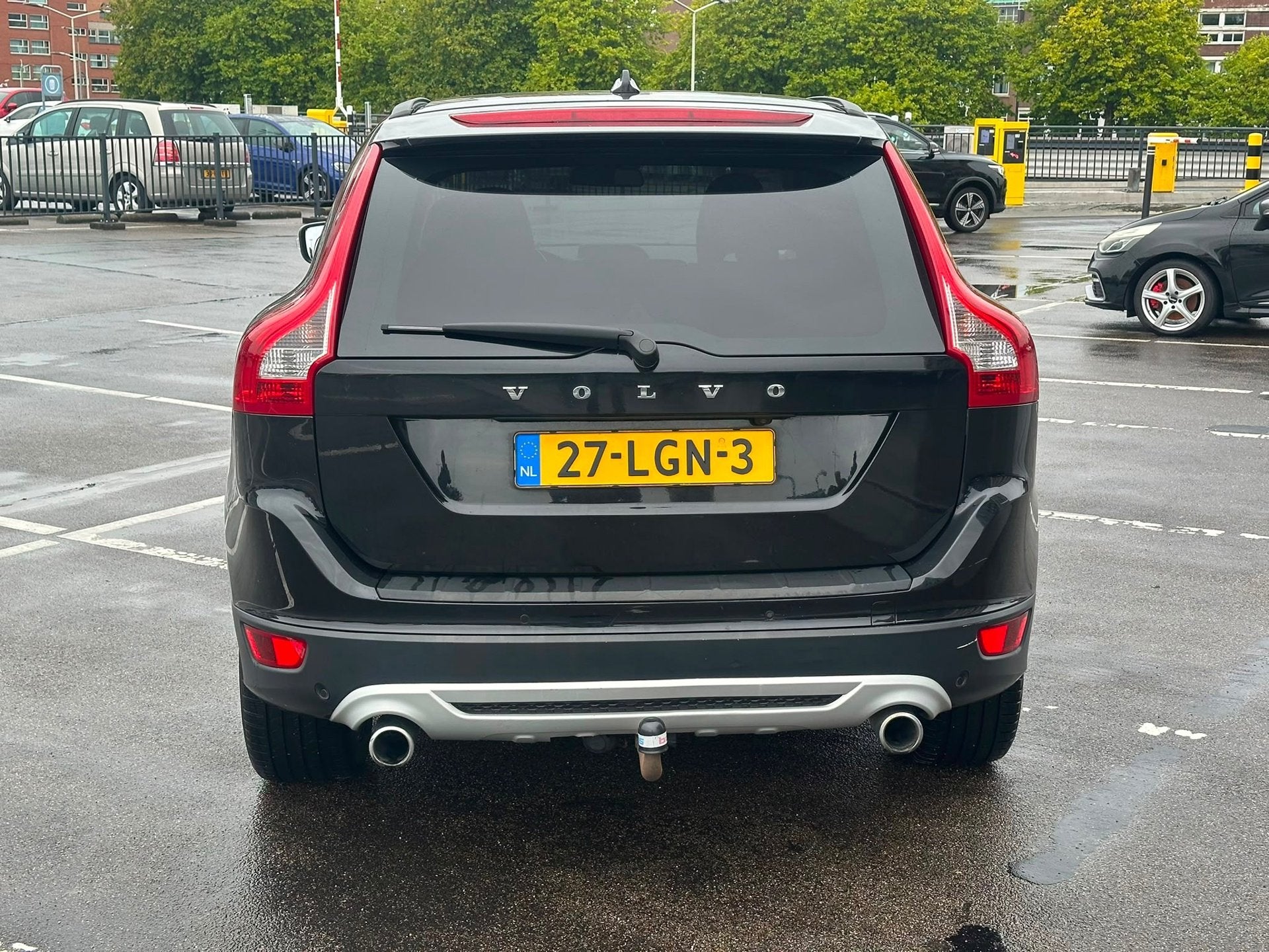 Volvo XC60 2.4 D5 AWD R-Design Bomvol Adaptief Cruise Pano T, Auto's, Dealer onderhouden, Gebruikt, Beige, 197 €/maand