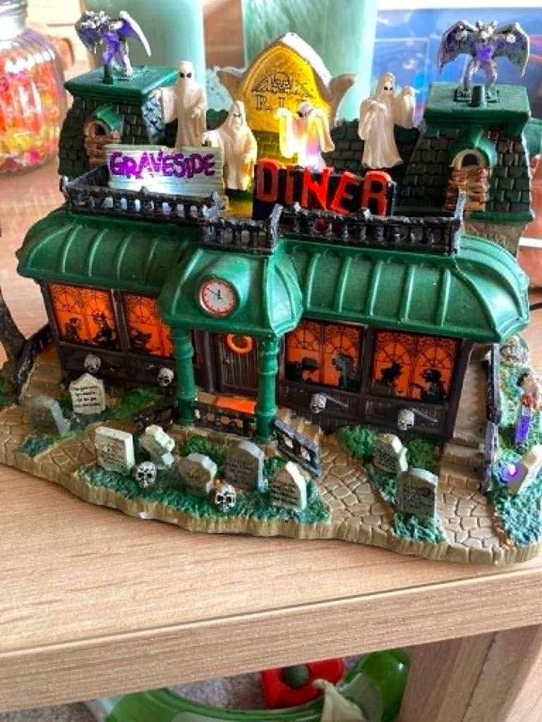 lemax Spookytown- Graveside Diner (zeldzaam nu), Ophalen, Gebruikt, Versiering, Halloween of Griezel