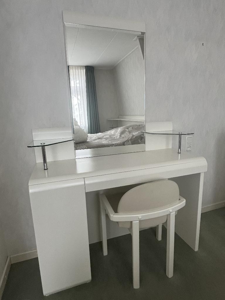 Kaptafel, Wit, Kunststof met stoel, in goede staat., Ophalen, Kunststof, Gebruikt, 100 tot 150 cm