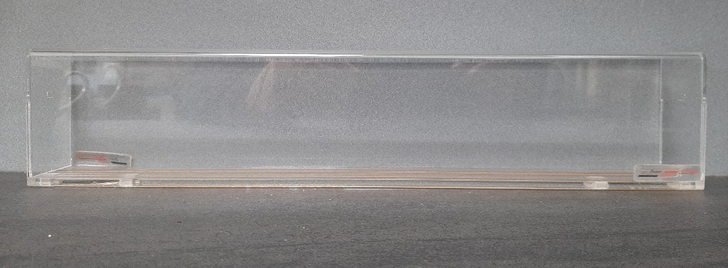 VITRINE-TRAIN SAFE-H0N3-40 CM-MET RAILS, Overige merken, Gelijkstroom of Wisselstroom, Overige typen, Ophalen of Verzenden