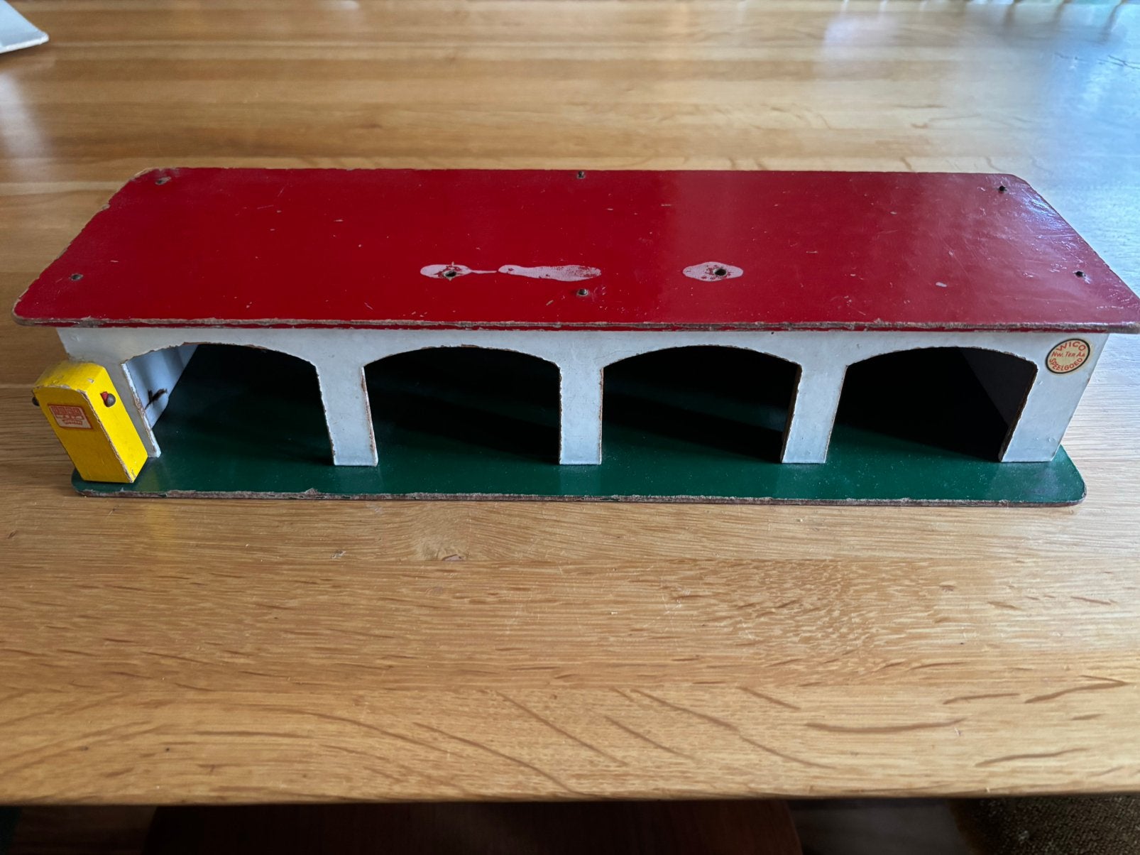 Oude houten speelgoed garage, Ophalen