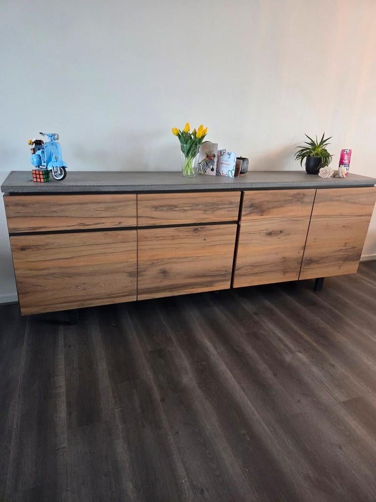 XOOON met betonlook blad dressoir 230cm, Huis en Inrichting, Ophalen, Overige materialen, Modern, Industrieel, Zo goed als nieuw