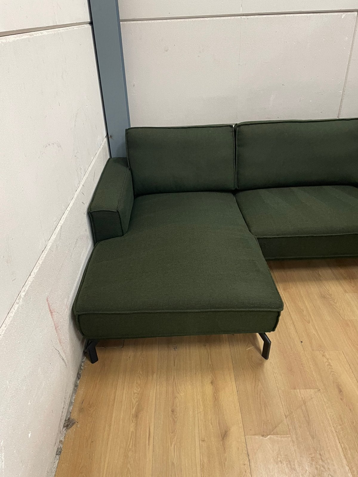 Foto 3 van Mooie luxe moderne donker groene hoekbank - GEREINIGD!!!