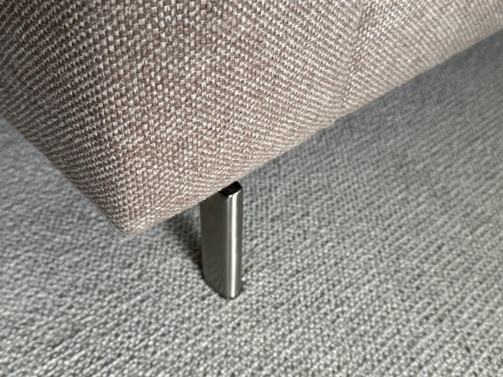 Bank van Montel - Stijlvolle 2-zitsbank in beige stof, Huis en Inrichting, Ophalen, Tweepersoons, 75 tot 100 cm, Zo goed als nieuw
