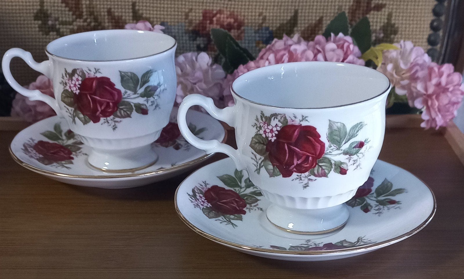 set van 2 Engelse kopjes met schotel, rode roos, Queen Anne, Ophalen of Verzenden