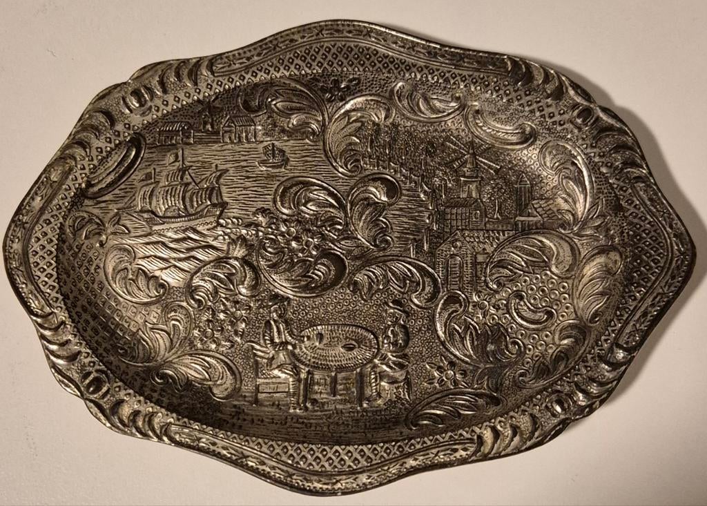 Verzilverde schaal met Oud-Hollands tafereel, Ophalen of Verzenden, Zilver