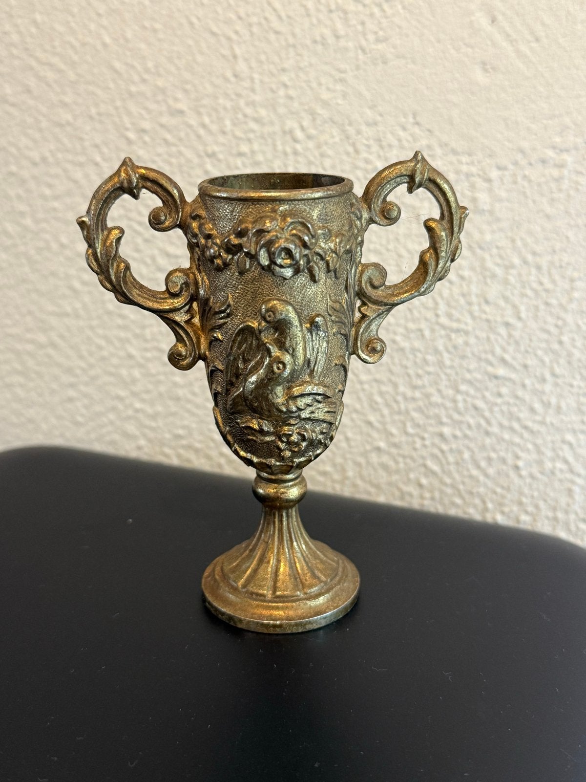 Antieke messing kandelaar miniatuur met reliëf, Ophalen of Verzenden