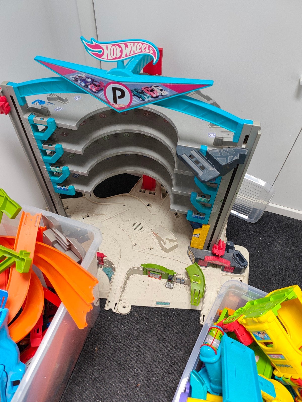 Hot Wheels garage met veel extra onderdelen, Kinderen en Baby's, Speelgoed | Speelgoedvoertuigen, Ophalen, Zo goed als nieuw