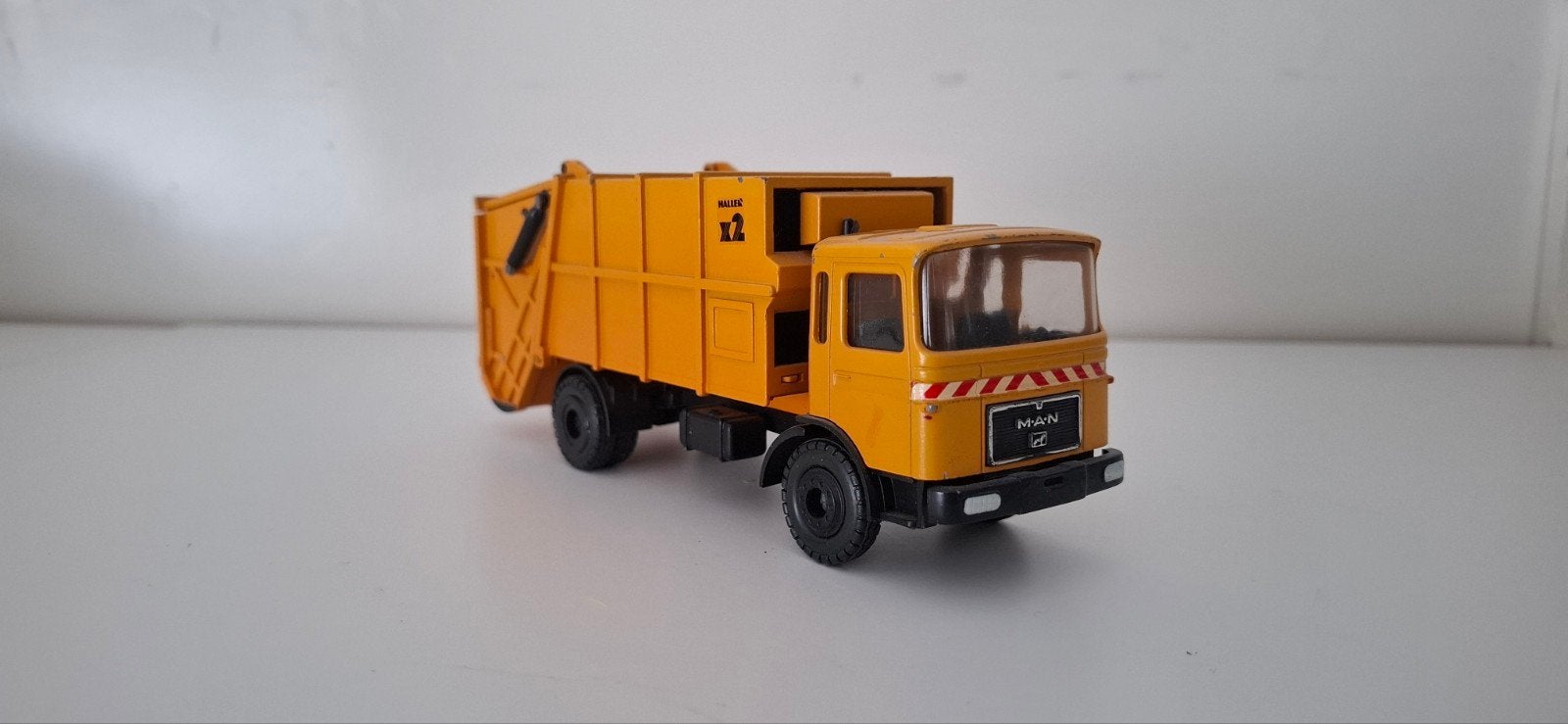 man f8 vuilniswagen, Hobby en Vrije tijd, Modelauto's | 1:50, Ophalen of Verzenden, Zo goed als nieuw, Bus of Vrachtwagen, Conrad
