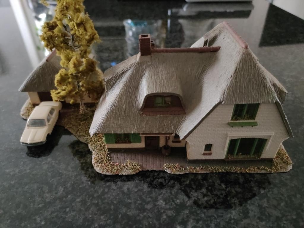 Miniatuur huisje met rieten dak en bijgebouw, Ophalen of Verzenden