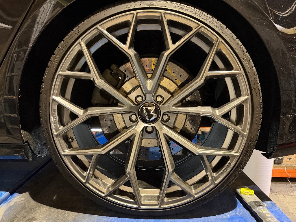 motec mct17 bull hyper black 22" velgen met goede banden, Ophalen, Gebruikt, Velg(en), 285 mm