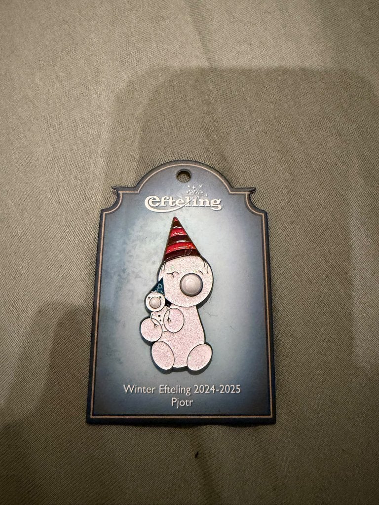 Efteling pin Winter 2024-2025 Pjotr met baby EPP 481, Verzamelen, Ophalen of Verzenden, Nieuw, Button of Speldje