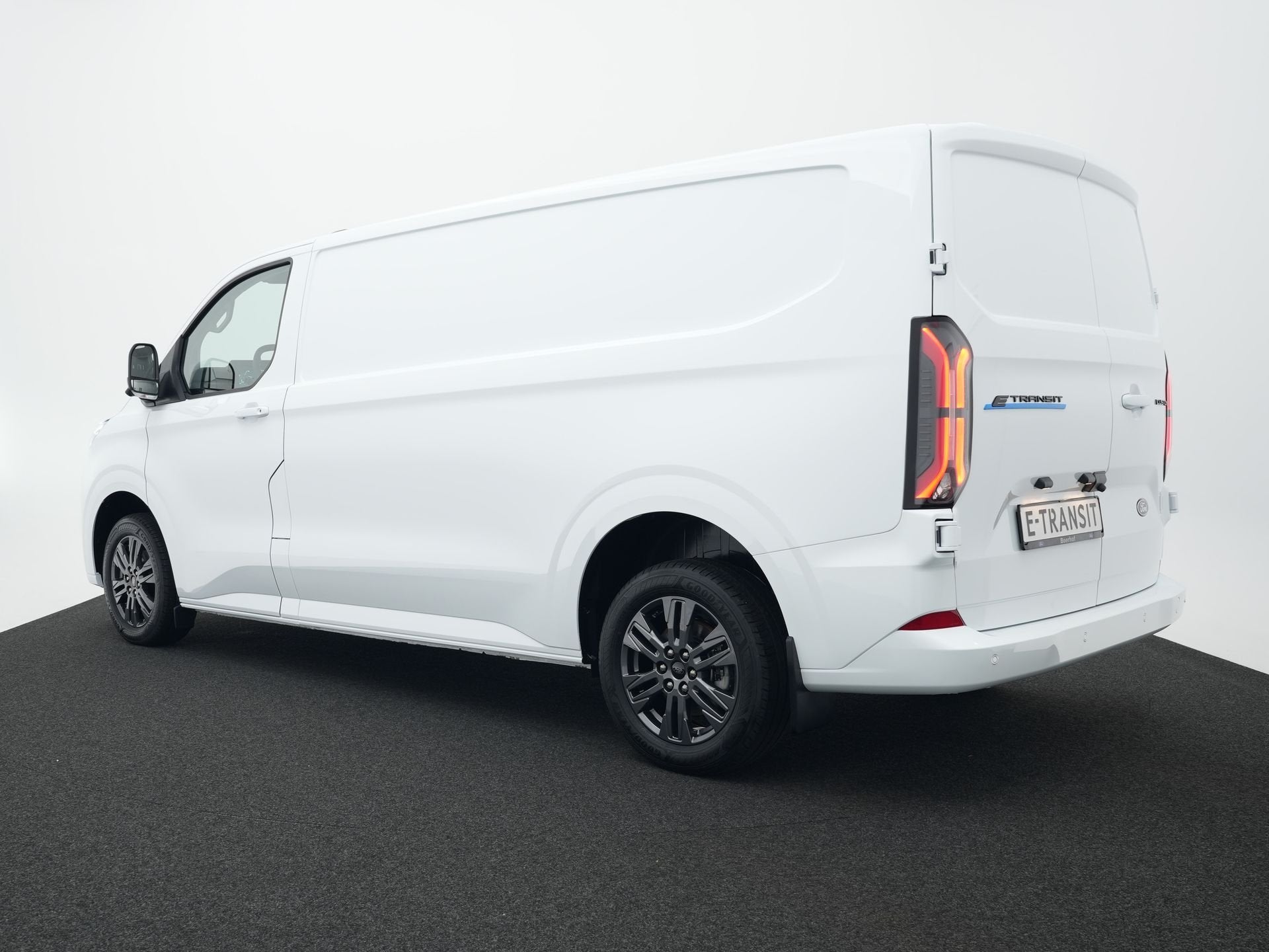 Ford E-Transit Custom 340 L2H1 Limited 71 kWh 360 graden cam, Auto's, Automaat, Zwart, Wit, Nieuw