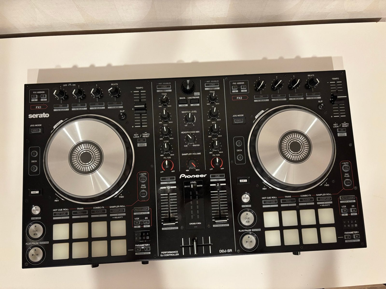 Foto 7 van Pioneer DDJ-SR DJ Controller (evt met complete set-up)