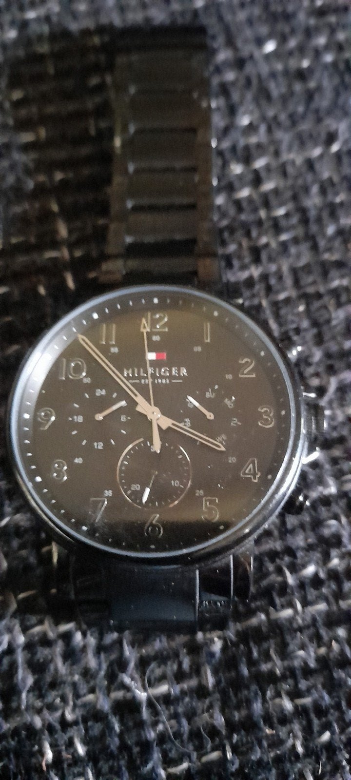 Tommy Hilfiger horloge zwarte wijzerplaat en band, Sieraden, Tassen en Uiterlijk, Staal, Staal, Polshorloge, Zo goed als nieuw