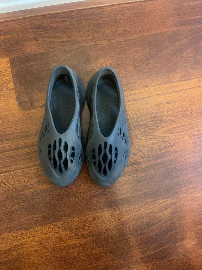yeezy foam runners, Kleding | Heren, Schoenen, Slippers, Zwart, Ophalen of Verzenden, Zo goed als nieuw