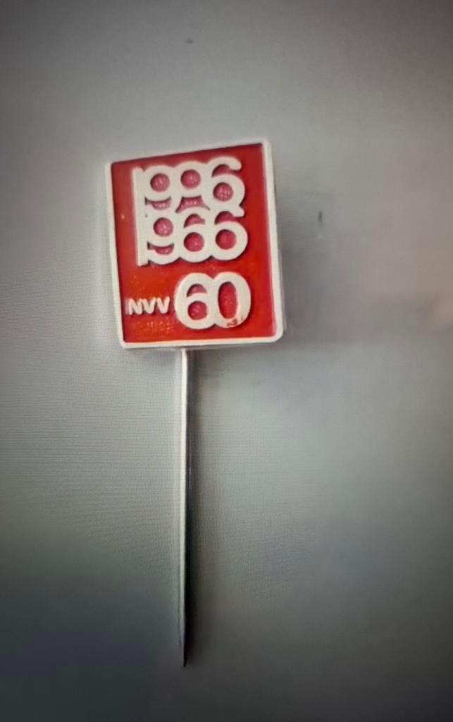 Speldje 60 jaar NVV, Ophalen of Verzenden, Nieuw, Merk, Speldje of Pin