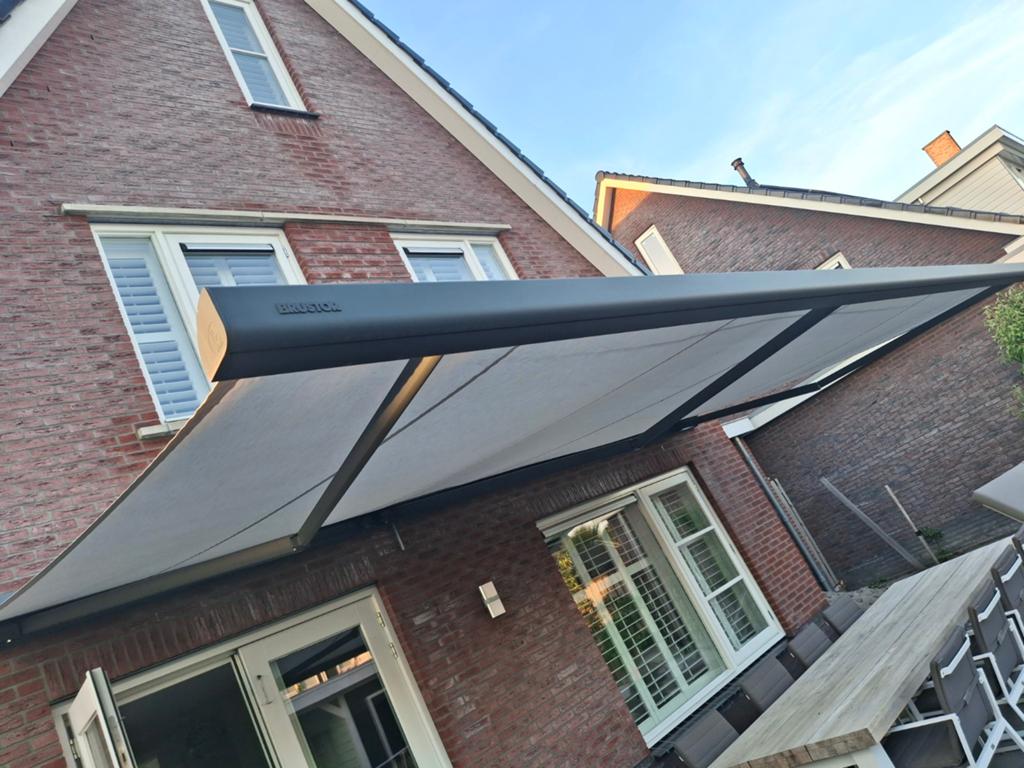 Elektrisch Knikarm scherm - 6 meter breed, 350 cm uitval, Ophalen, 450 cm of meer, Elektrisch, Zo goed als nieuw