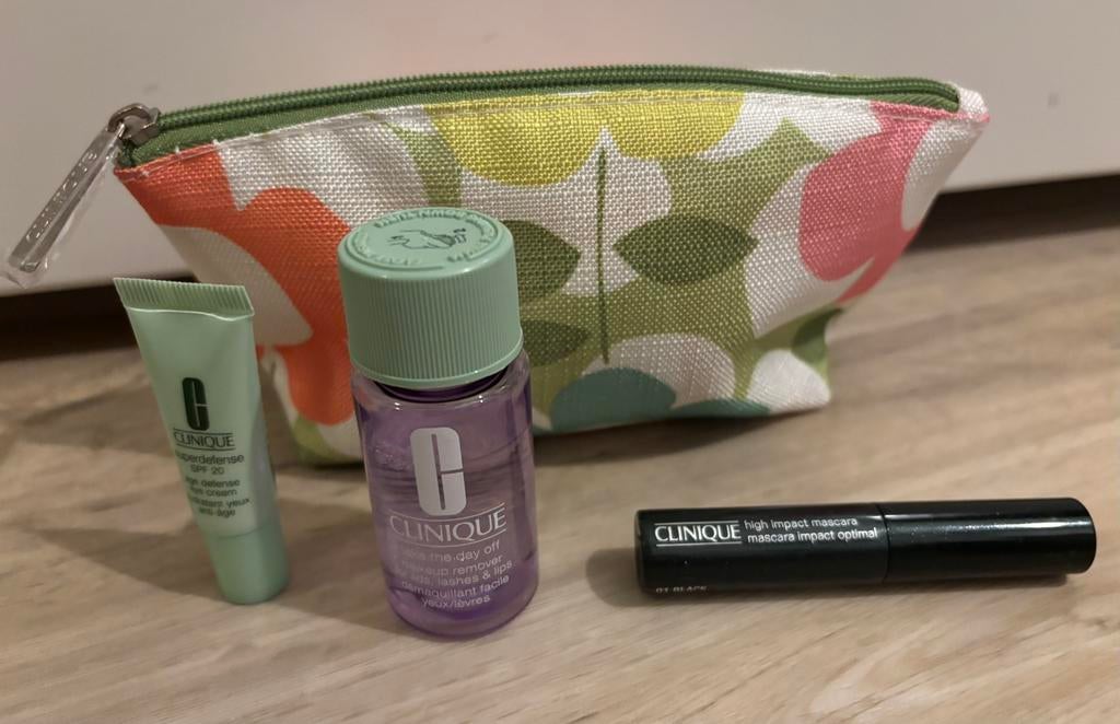 CLINIQUE make-uptasje inclusief 3 producten NIEUW, Ophalen of Verzenden, Nieuw, Gehele gezicht, Verzorging