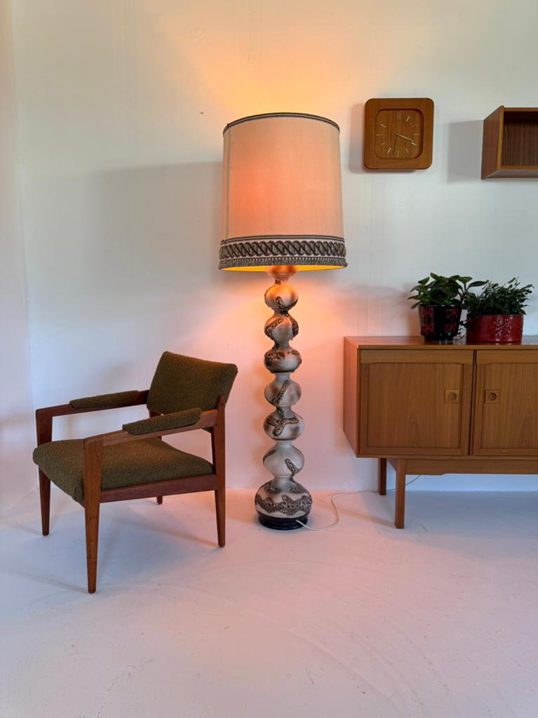 Vintage XL keramieken bubble vloerlamp, Kaiser Leuchte ‘60, Gebruikt, Vintage retro buisframe design rotan webbing papercord deens