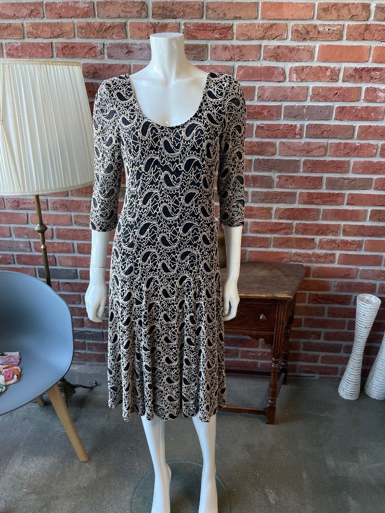 Prachtige Stella Morgan jurk - Zwart met beige borduursels, Stella Morgan, Zwart, Ophalen of Verzenden, Knielengte
