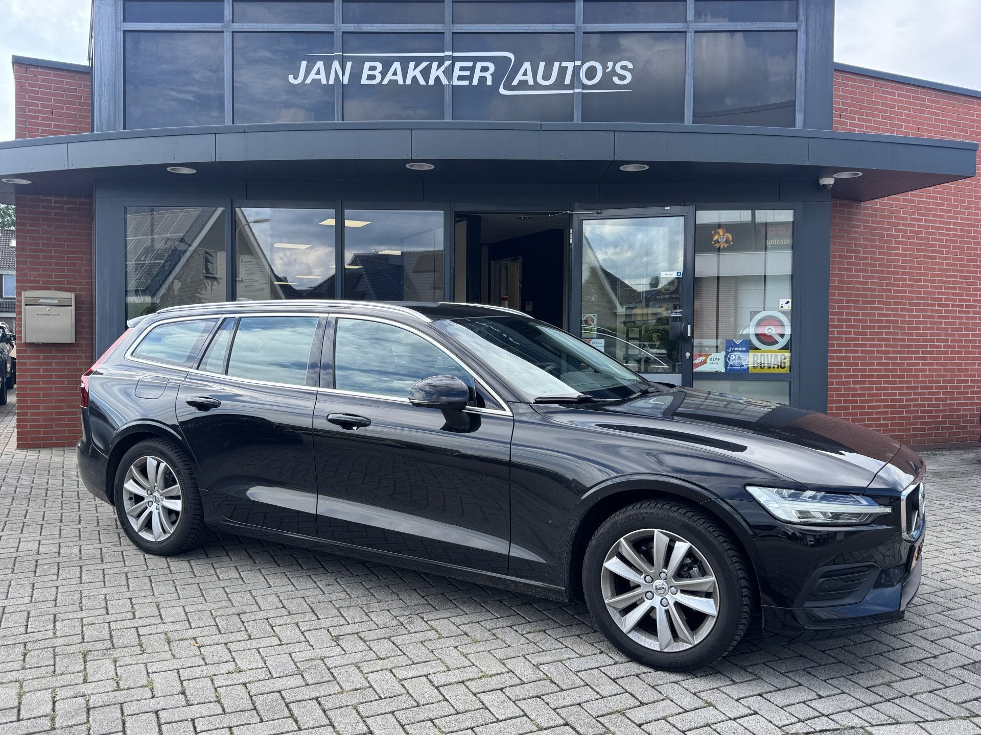 Volvo V60 2.0 D3 Momentum ✅ Cruise ✅ Carplay ✅ Elektri, Auto's, Volvo, Voorwielaandrijving, 12 maanden, Stof, Gebruikt