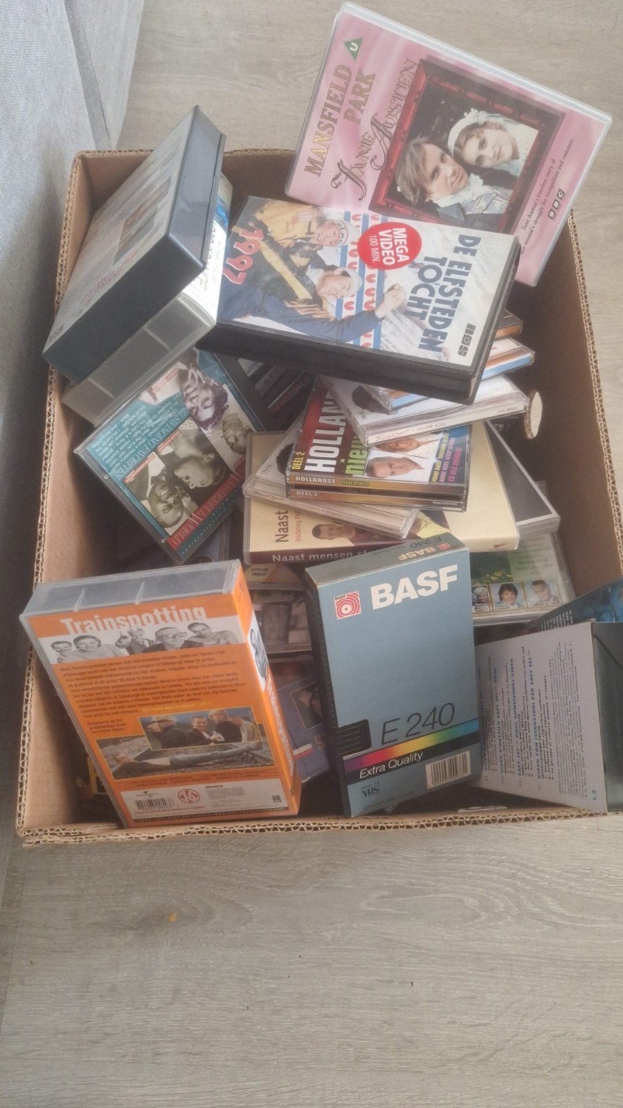 Grote doos vol VHS-banden: films, documentaires en meer, Nederlands ondertiteld, Gebruikt, Vanaf 16 jaar, Overige genres