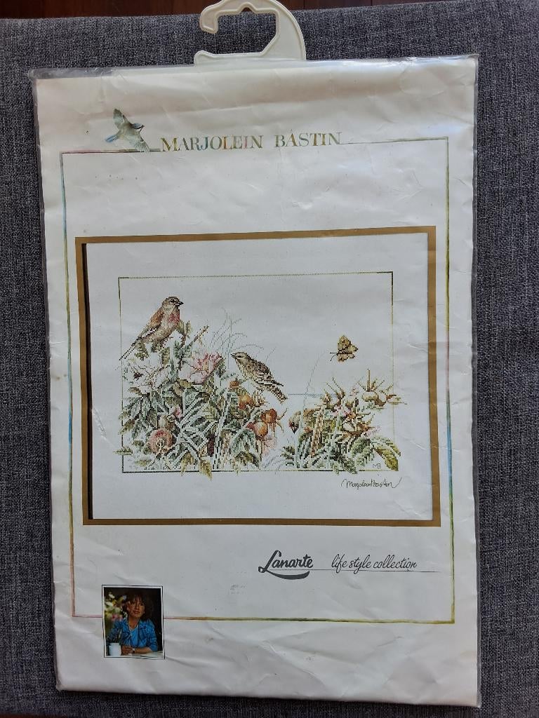Pakket Lanarte 33850 - Marjolein Bastin - Vogels en Rozenbot, Ophalen of Verzenden, Nieuw, Handborduren, Borduurpakket