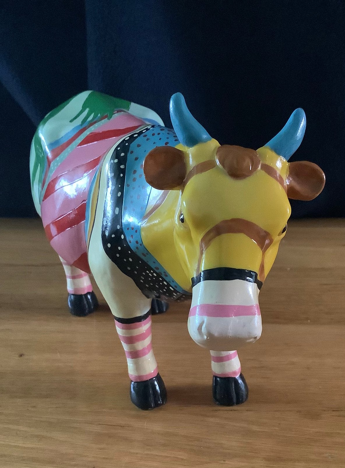 Kleurrijk beeldje van een koe, 15cm, Ophalen of Verzenden, Zo goed als nieuw, Boerderijdier, Beeldje of Figuurtje