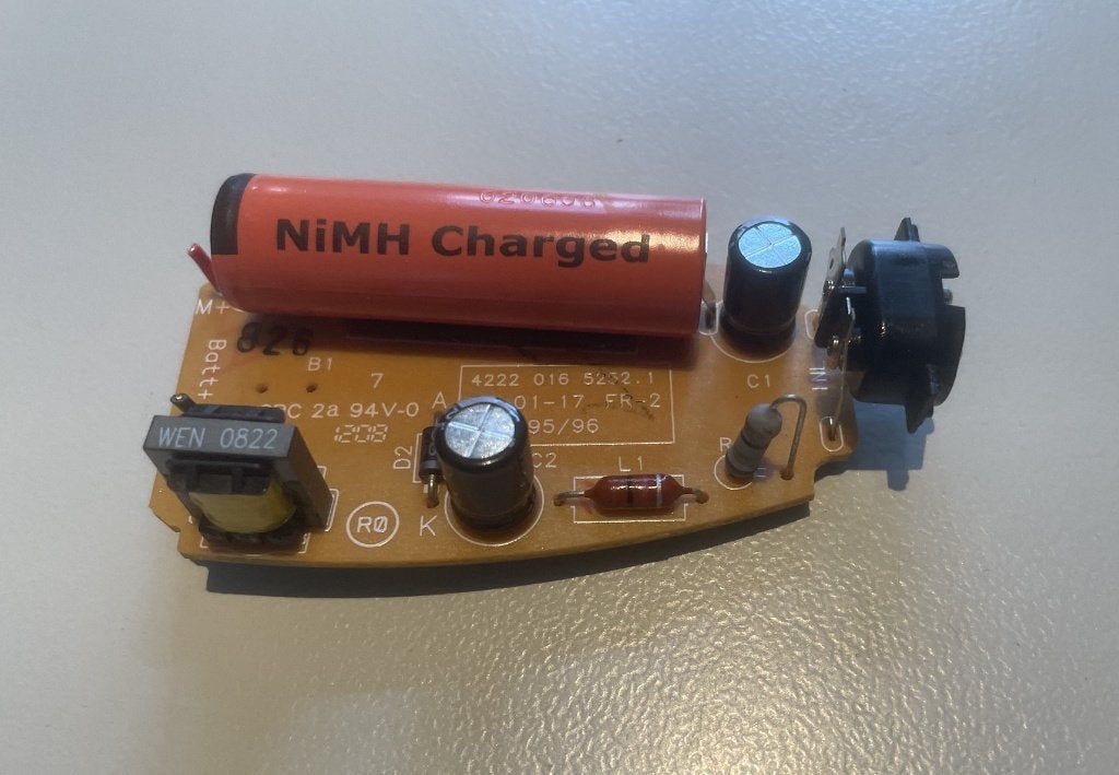 Oplader met NiMH cel, Ophalen of Verzenden, Gebruikt