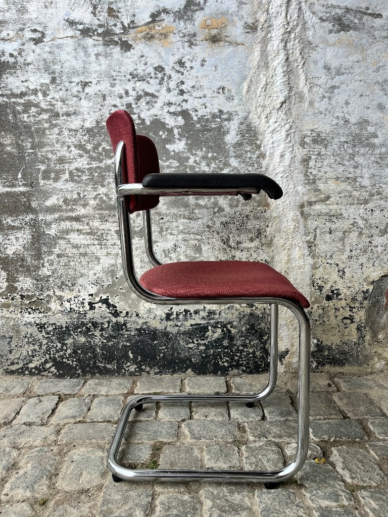 Unic vintage Cantilever stoelen (14 beschikbaar), Huis en Inrichting, Stoelen, Gebruikt, Vijf, Zes of meer stoelen, Leer, Metaal