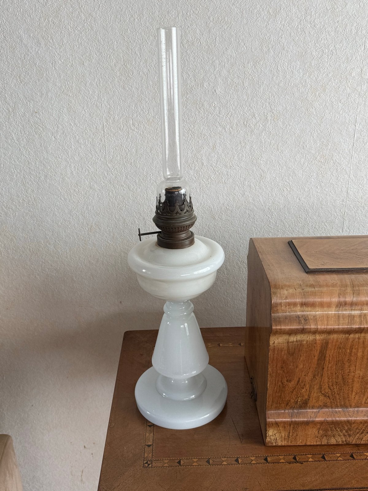 Antieke olielamp met witte opaline glazen voet, hoogte 61 cm, Antiek en Kunst, Antiek | Lampen, Ophalen of Verzenden
