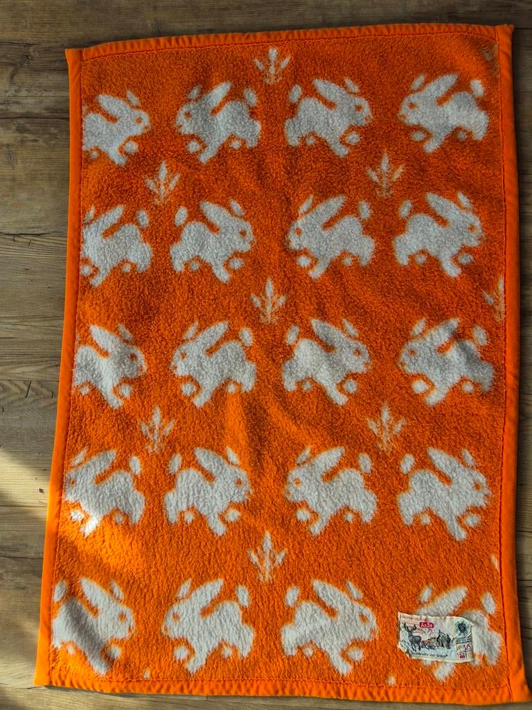 Aabe Dralon Deken / Plaid Konijntjes Oranje Wit, Huis en Inrichting, Gebruikt, Eenpersoons, Wit, Ophalen of Verzenden