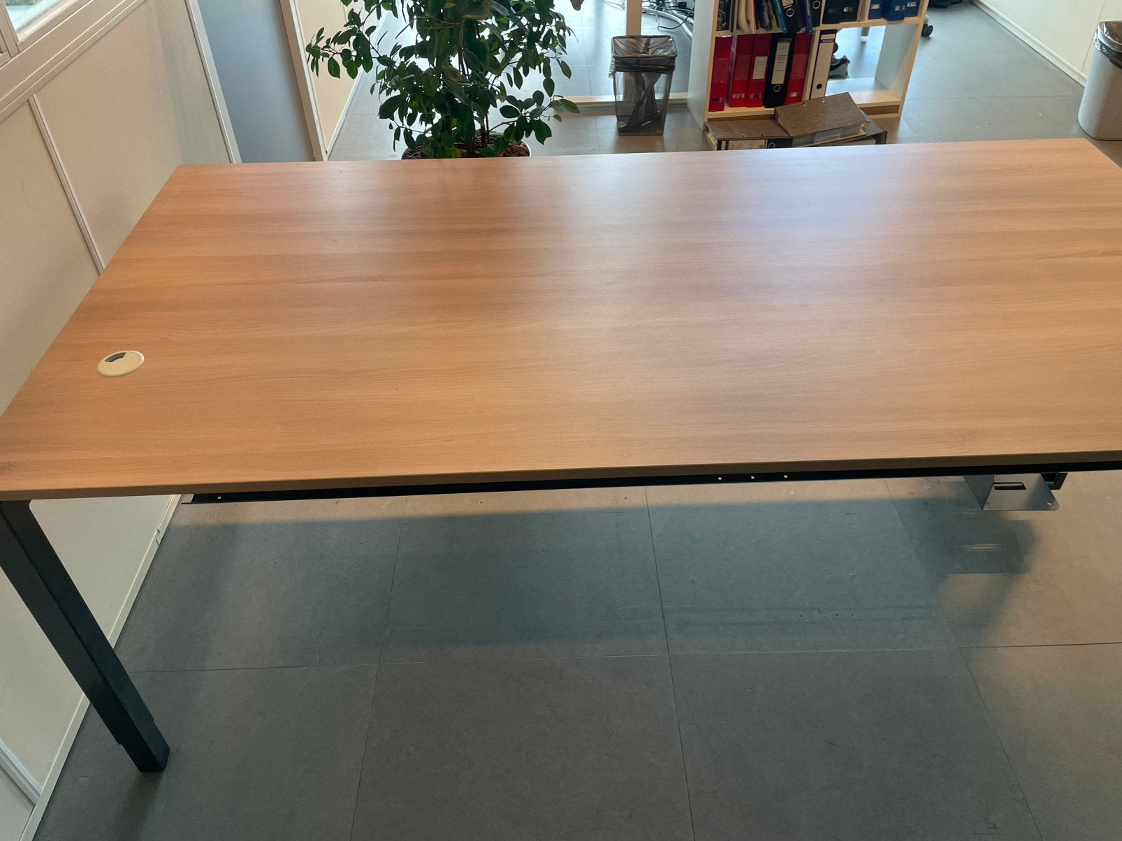Bureau 1 bij 2 meter, Huis en Inrichting, Bureaus, Ophalen, Gebruikt, Hout, Kabelgoot